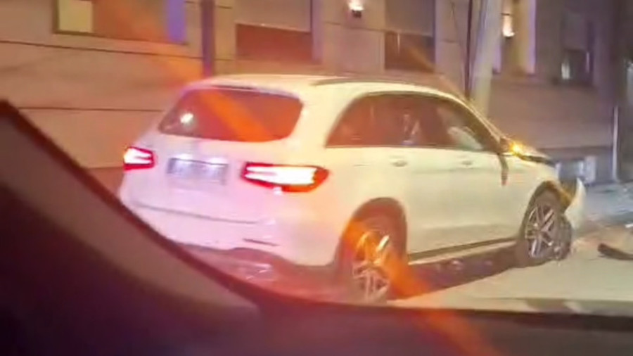 Nezgoda u Ulici kneza Miloša! Luksuzni "mercedes" zakucan u banderu (FOTO)