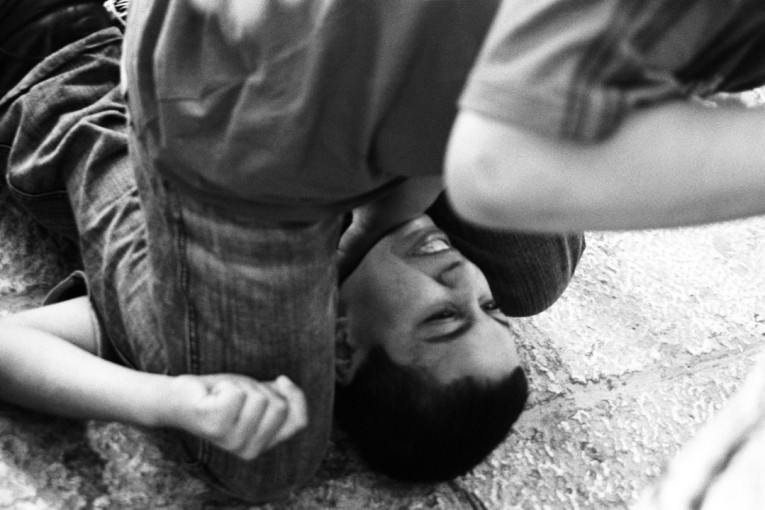 Horor ispred kluba u Pljevljima: Maloletnik (16) pesnicom slomio lobanju vršnjaku!