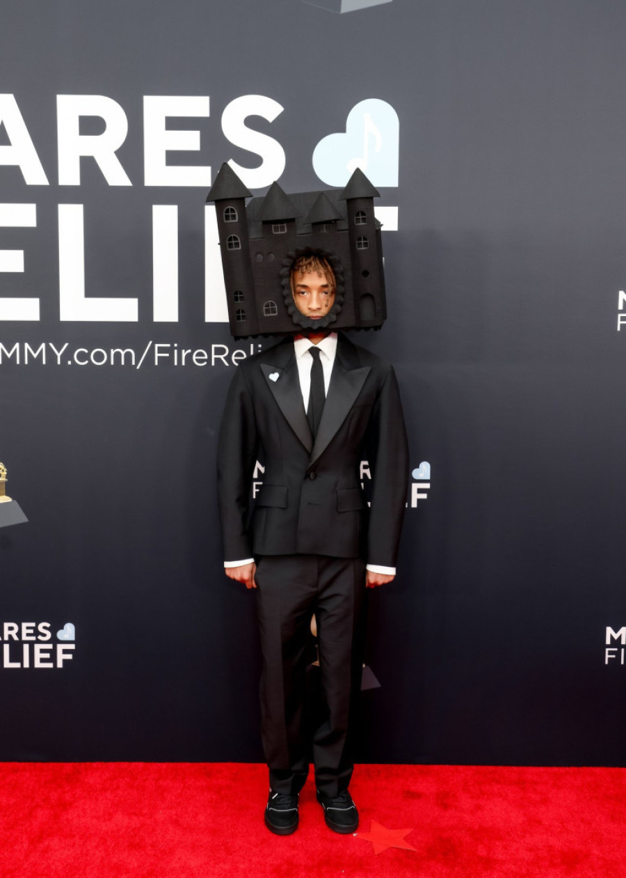 Kad ne znaš šta ćeš od sebe, stavi dvorac na glavu: O sinu glumca, koji je ošamario voditelja, ne prestaju da bruje na mrežama (FOTO)