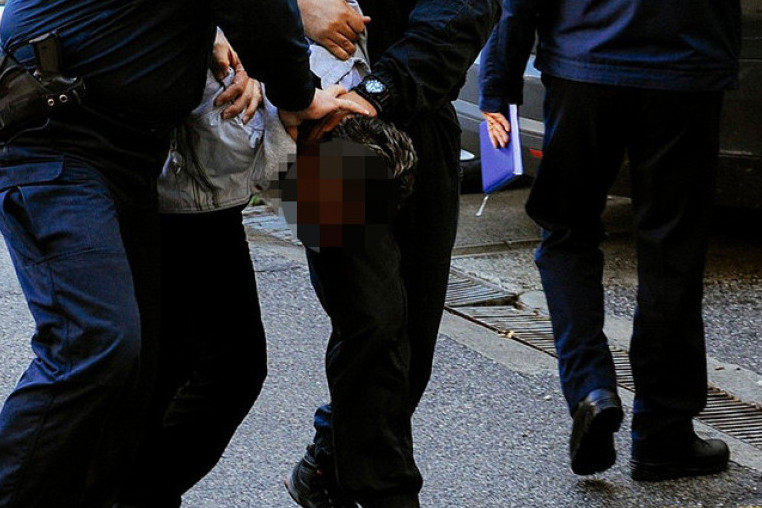 Tražili ga zbog Prike, pao sa pištoljem pred Kažanegrom: U telefonu fotografije braće i "pozdrav sa Vračara"! (FOTO)