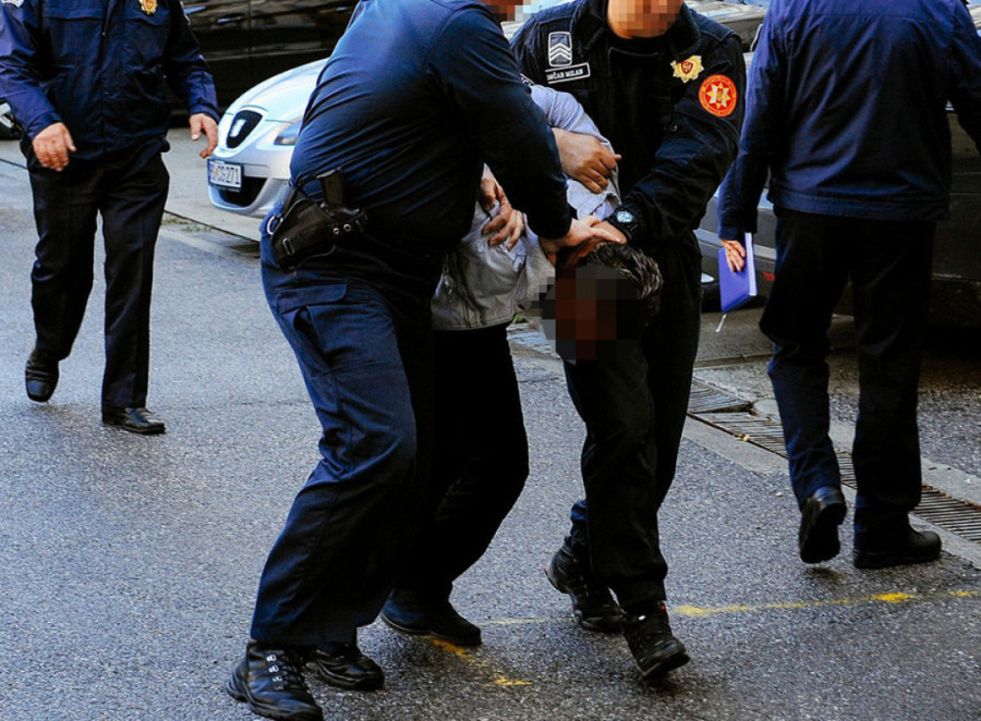 Parkirali se da mogu da se izdrogiraju! Policija zatekla horor - lisice momentalno na ruke!