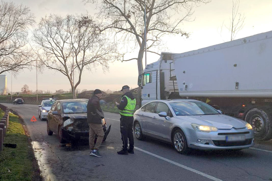 Detalji udesa kod Kule Nebojša: Žena zadobila prelom ruke, povređen vozač iz drugog auta - policija na licu mesta (FOTO)