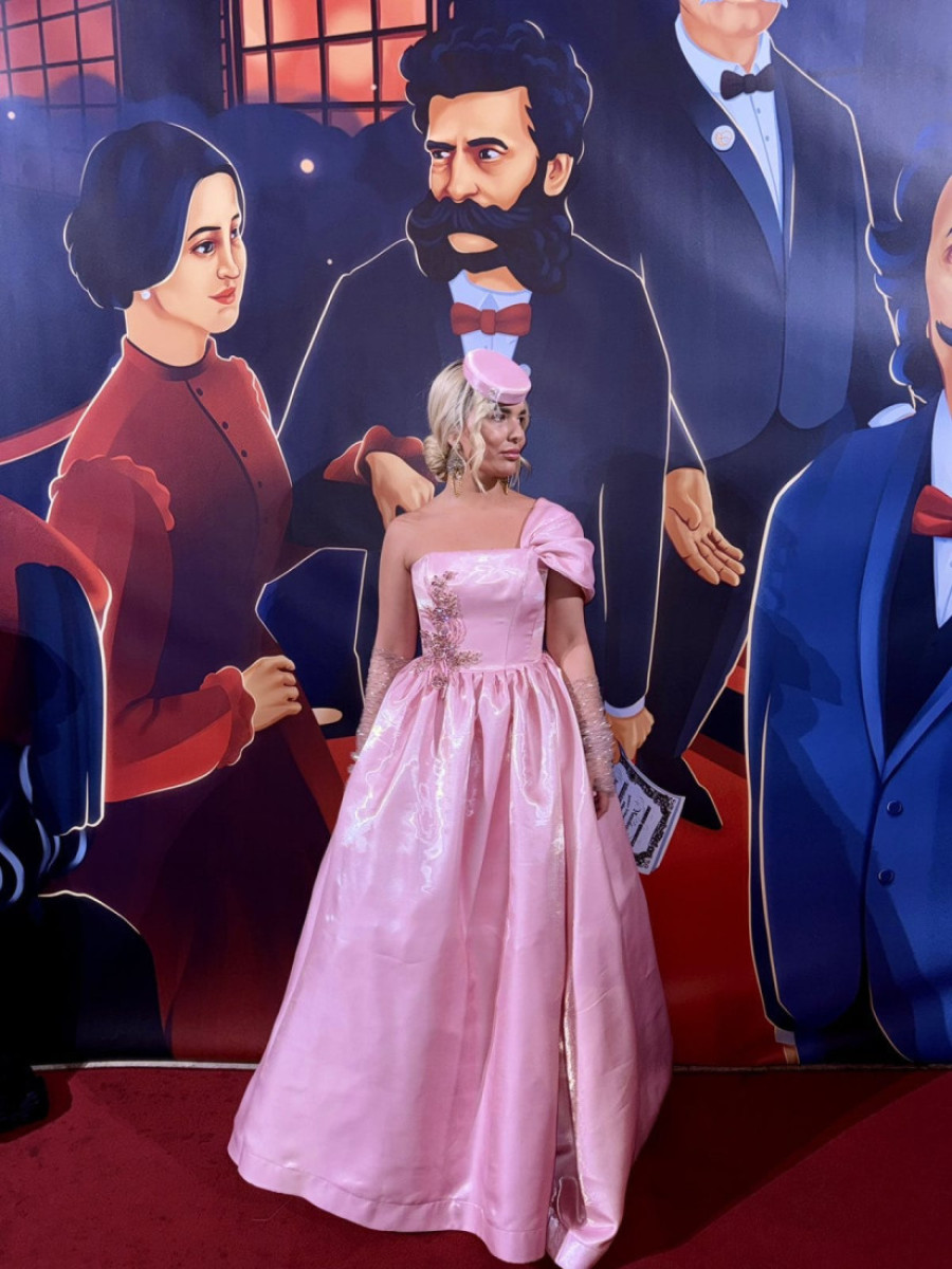 Srpkinja talentom i humanošću oduševila sve na Svetosavskom balu: Đurđa iz Čačka kreirala balske haljine za samohranu majku i njene ćerke