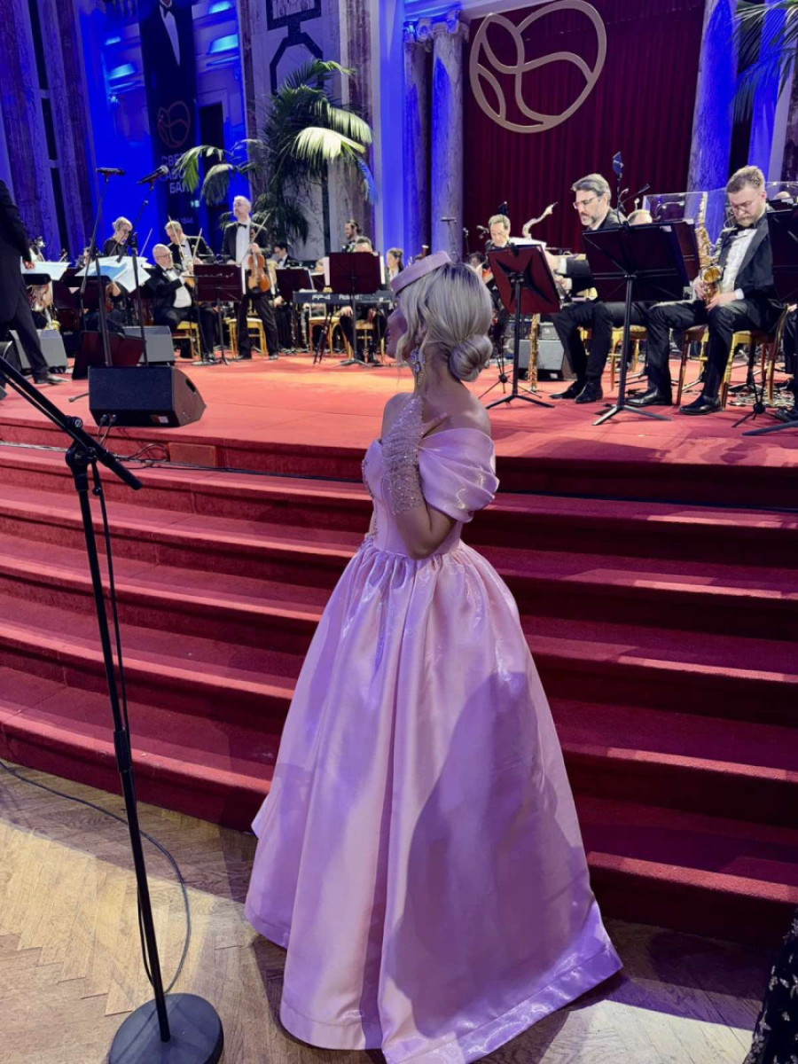 Srpkinja talentom i humanošću oduševila sve na Svetosavskom balu: Đurđa iz Čačka kreirala balske haljine za samohranu majku i njene ćerke