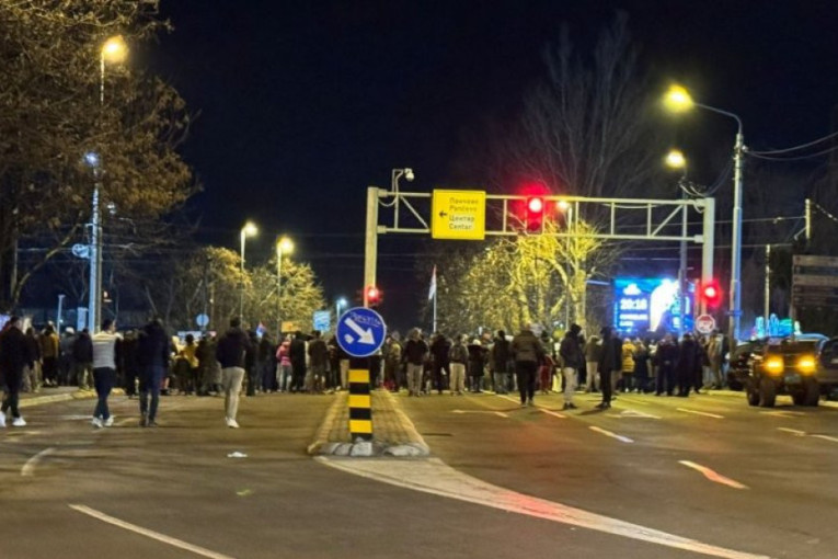 Demonstrant pretukao prolaznika kod "Cvetka": Duvao mu vulvuzelom u uvo, a onda ga udario pesnicom