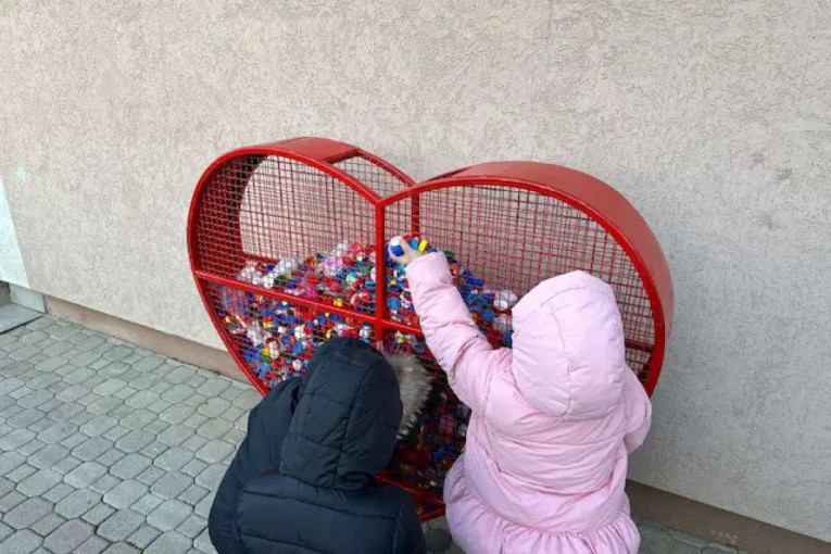 Neobična crvena srca osvanula na vrtićima i školama u Čačku (FOTO)