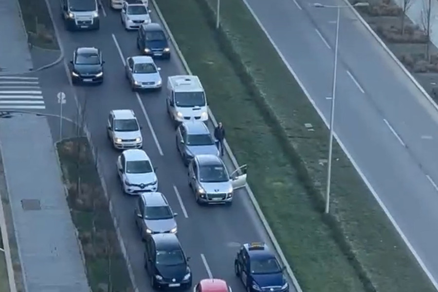 Deset ljudi blokiralo saobraćaj u Dunavskoj ulici! Nisu propustili ni Hitnu pomoć! (VIDEO)