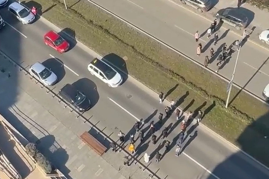 Deset ljudi blokiralo saobraćaj u Dunavskoj ulici! Nisu propustili ni Hitnu pomoć! (VIDEO)