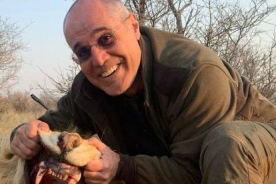 Evo čemu služi štrajk advokata! Predsednik Advokatske komore ubija lavove po Africi! (FOTO)