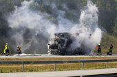 Požar na auto-putu: Kamion potpuno izgoreo! (VIDEO)