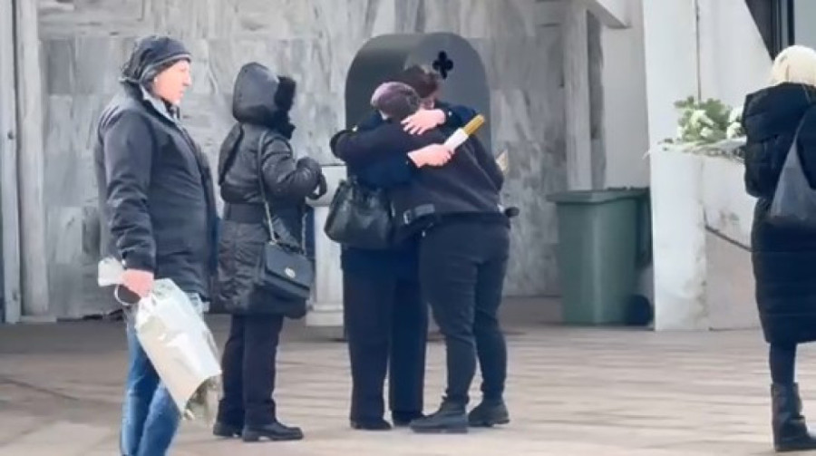 Matora neutešna zbog smrti majke: Orlovačom odjekuje Jovanin plač, na groblje pristigli i bivši zadrugari (FOTO)