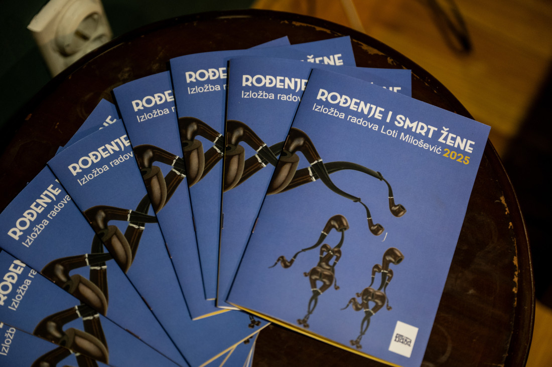 Mlada umetnica izložbom „Rođenje i smrt žene“ podstakla sve na diskusiju: Šta čini ženu ženom? (FOTO)