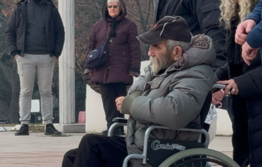 Matorin otac na sahranu došao u invalidskim kolicima: Porodica neutešna, Jovanu sve vreme pridržava brat