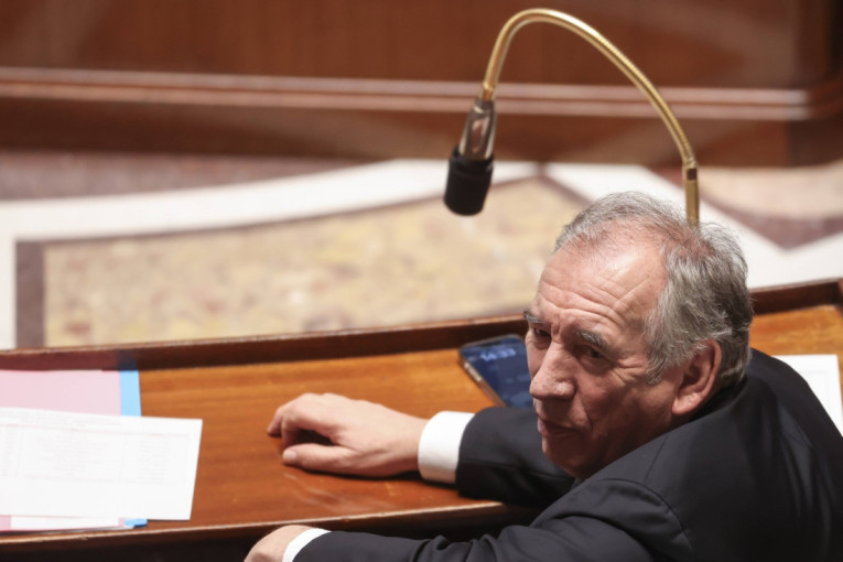Nakon samo 55 dana: Francuski poslanici glasali o nepoverenju vladi Fransoa Bajrua (FOTO)