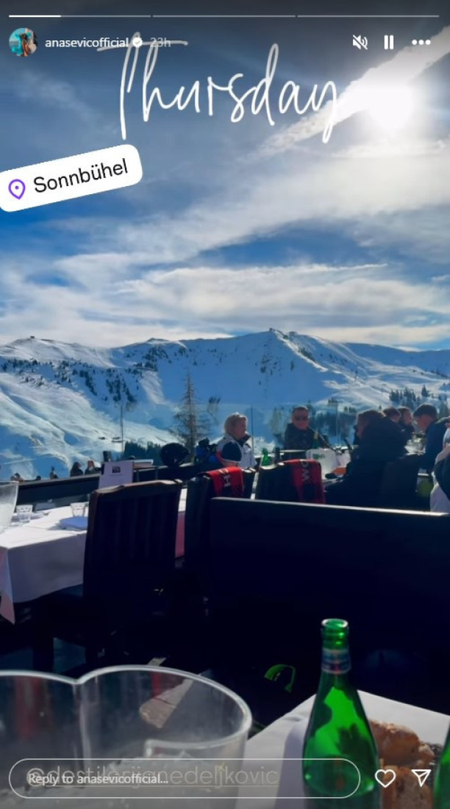 Naša pevačica s mužem pobegla iz Beograda: Ispijaju koktele i gala se provode u ovom luks skijalištu