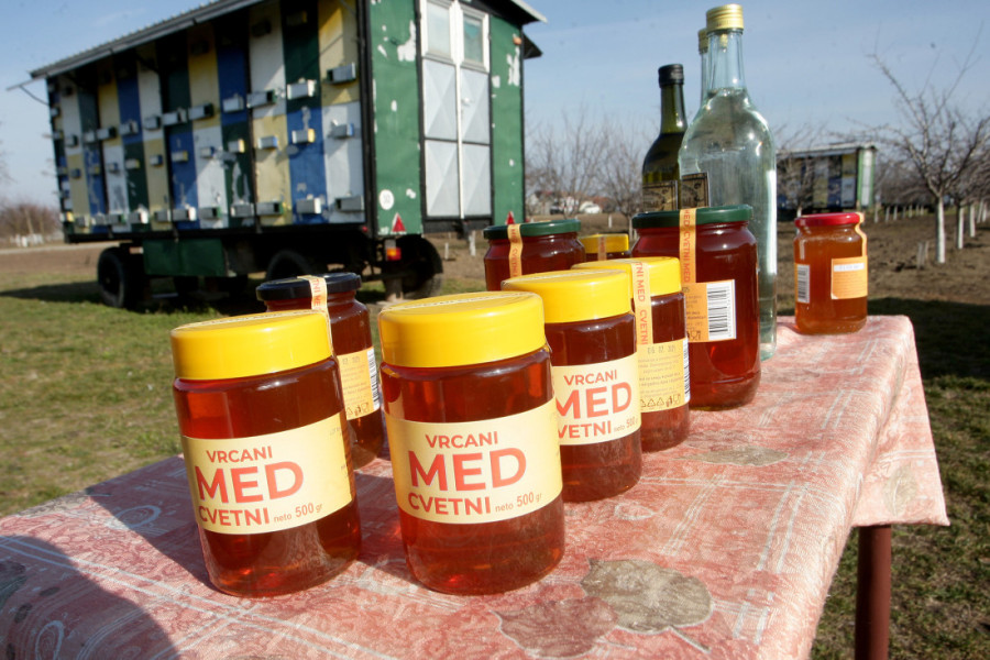 Vučić: Država će stati na put uvoznom lažnom medu, pčelari mogu da računaju na pomoć!