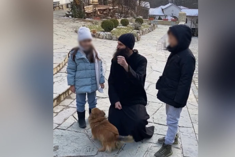 Otac Hristofor hit na mrežama! Učio mališane istoriji, svi im aplaudirali (VIDEO)