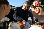 Vučić obišao porodicu Slijepčević u Melencima: Ova predivna porodica je primer kako se teškim radom napreduje (FOTO)