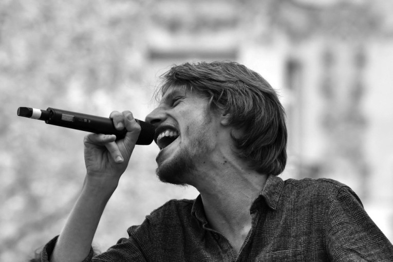 Preminuo pevač u 34. godini života! Godinama se borio s tumorom na mozgu