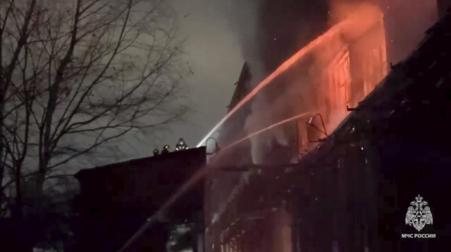 Veliki požar u Moskvi: Stotine ljudi zarobljeno u plamenu, dramatična evakuacija u toku – ima povređenih! (VIDEO)