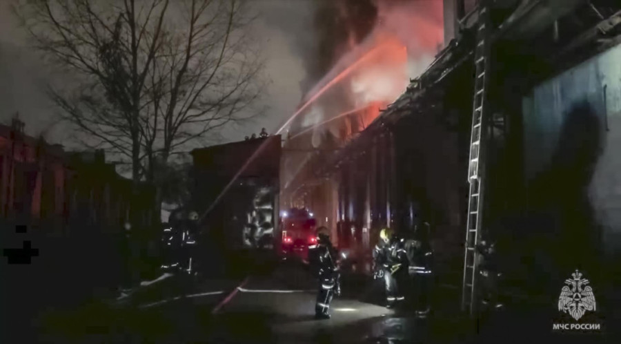 Veliki požar u Moskvi: Stotine ljudi zarobljeno u plamenu, dramatična evakuacija u toku – ima povređenih! (VIDEO)