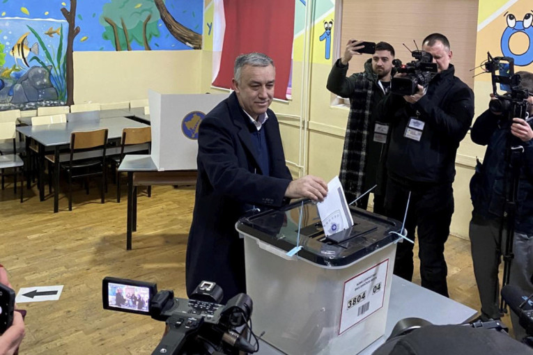 Izbori na KiM: Predsednik Srpske liste Zlatan Elek glasao u Kosovskoj Mitrovici (FOTO)