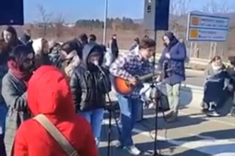 Prase, kotlić i muzika na blokadi u Nišu