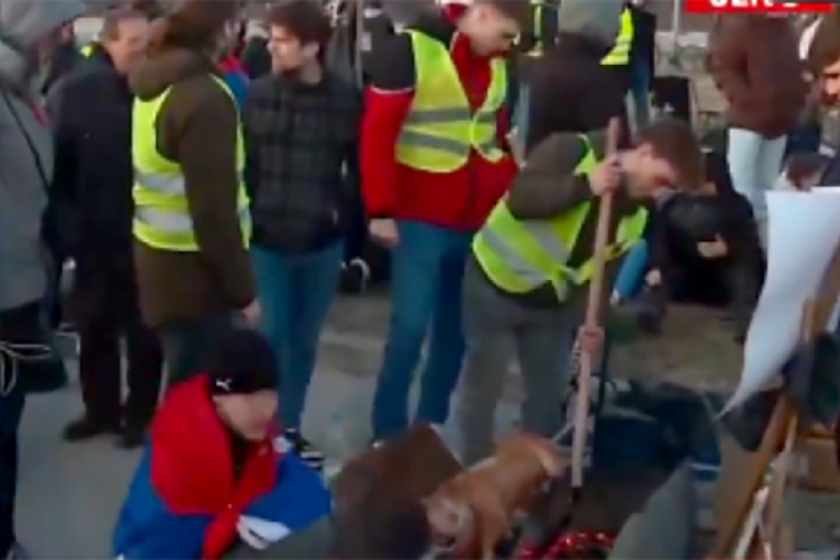 Tragična komemoracija postala roštiljijada! Studenti održali "praznik mesa" za 15 stradalih (FOTO/VIDEO)