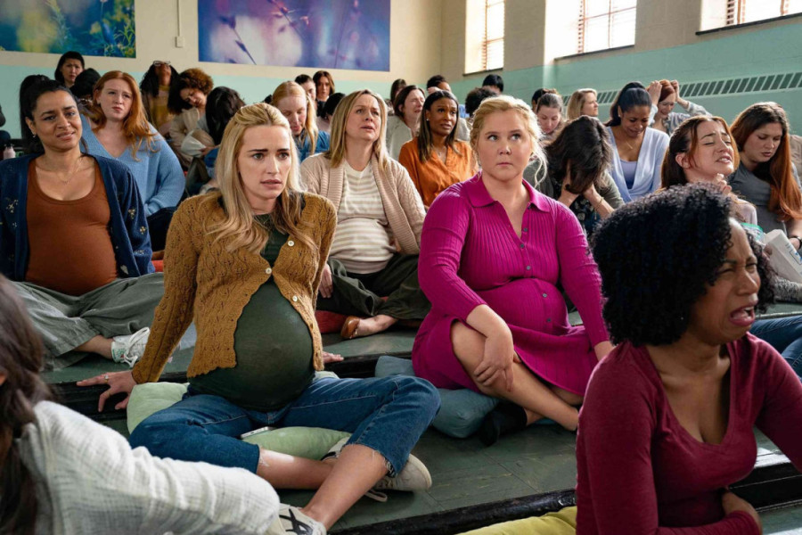 "Ovaj film je gori od porođaja": Niko ne želi da gleda Ejmi Šumer sa lažnim trudničkim stomakom (FOTO/VIDEO)