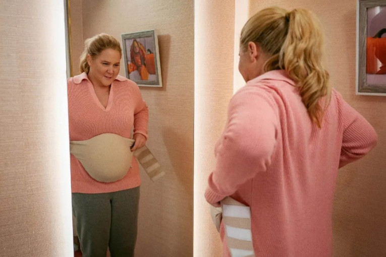 "Ovaj film je gori od porođaja": Niko ne želi da gleda Ejmi Šumer sa lažnim trudničkim stomakom (FOTO/VIDEO)