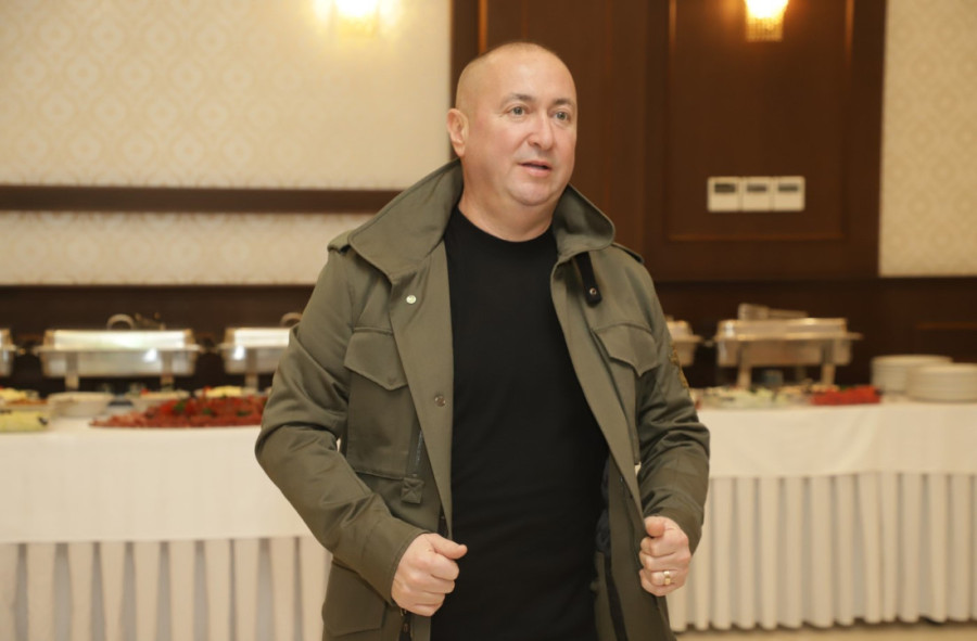 Đanija namamili u hotelsku sobu, pa ga prevarili! Pevač nije mogao da dođe sebi