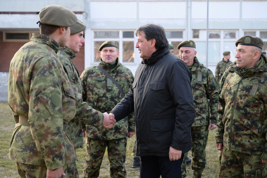 "Država je uvek uz vas": Ministar Gašić obišao vojsku u Zaječaru (FOTO)