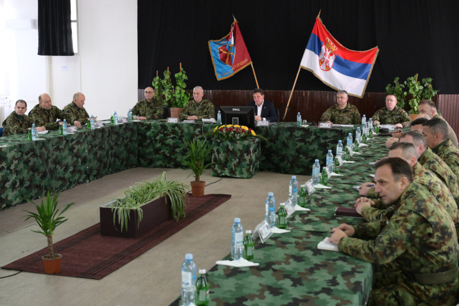 "Država je uvek uz vas": Ministar Gašić obišao vojsku u Zaječaru (FOTO)