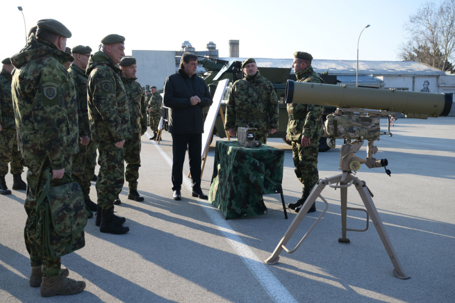 "Država je uvek uz vas": Ministar Gašić obišao vojsku u Zaječaru (FOTO)