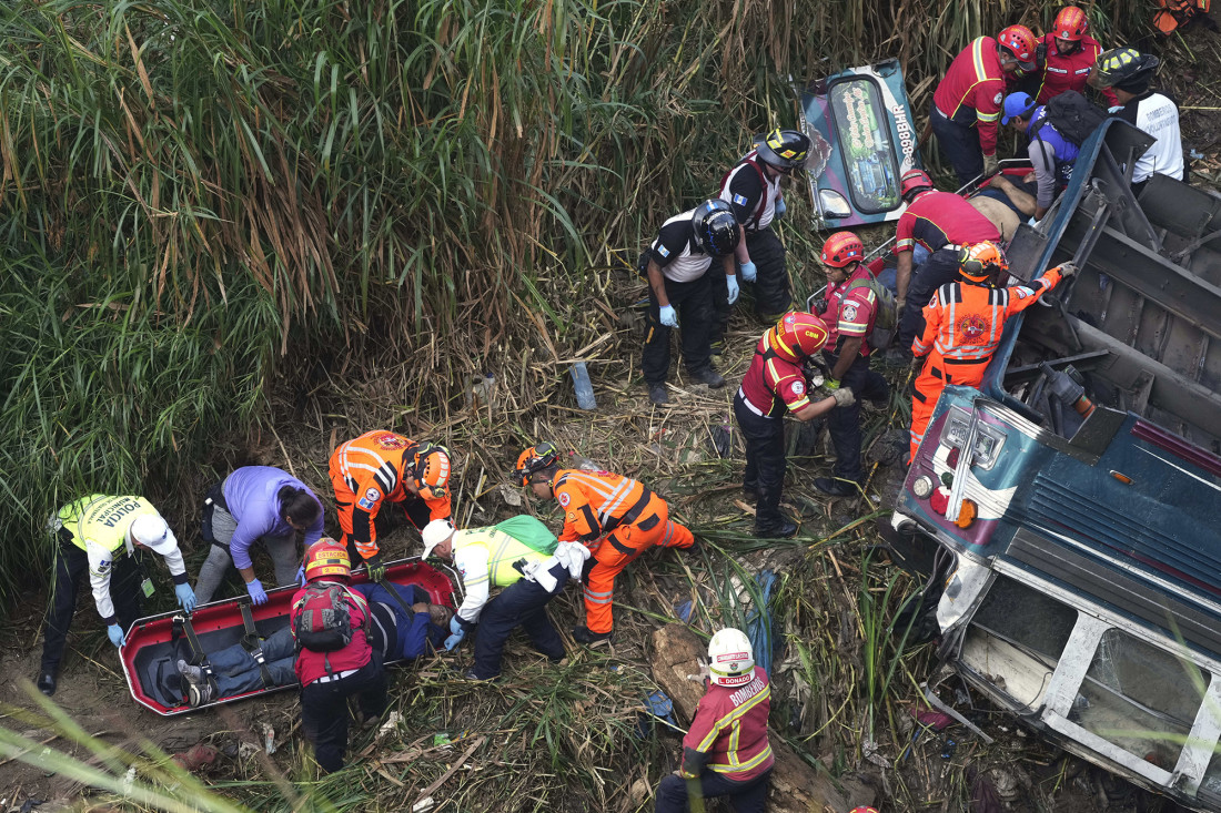 Autobus sleteo u strmu provaliju: Poginulo najmanje 55, među stradalima ima i dece (FOTO/VIDEO)