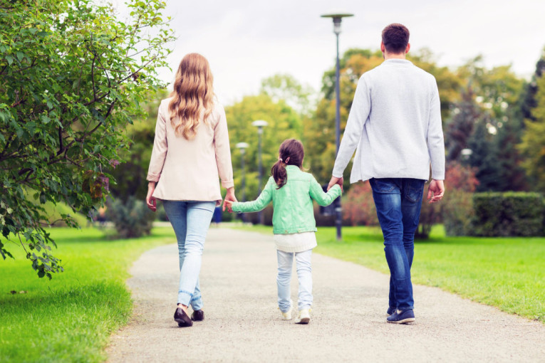 Bolest koja se prenosi sa oca na ćerku hara Srbijom! U Srbiju stigli inovativni lekovi za tu dijagnozu