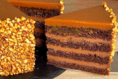 Recept dana: Ferero roše torta spaja čokoladu i lešnike u džinovskoj verziji omiljenog slatkiša