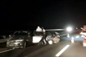 Žestoka saobraćajka na auto-putu Miloš Veliki: Sudarila se dva automobila, delovi vozila rasuti po putu (VIDEO)