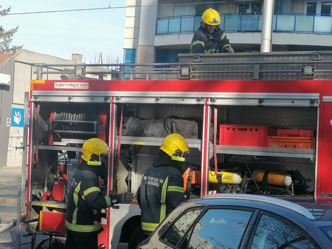 Veliki požar kod Pleternice: Vatra progutala fabriku stolarije, vatrogasci dežuraju celu noć