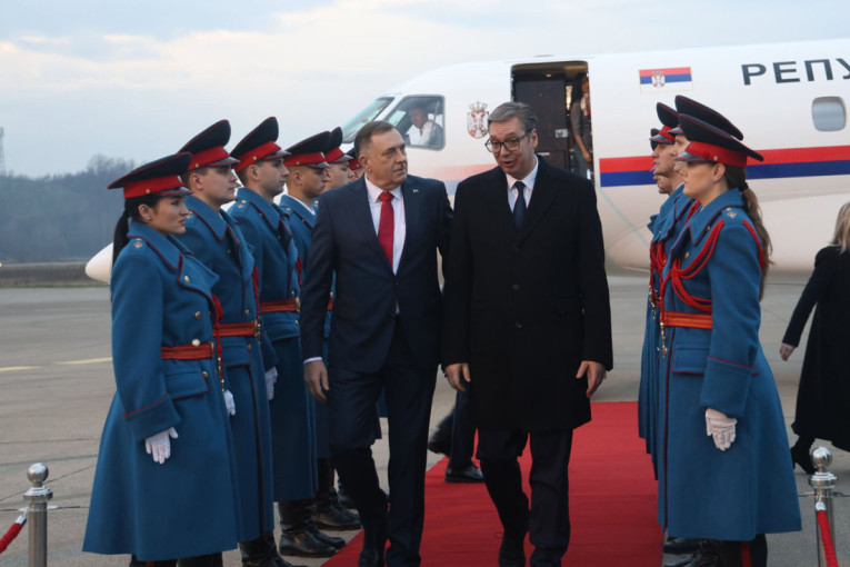 Vučić po dolasku u Banjaluku: Naš narod uvek je bio i biće zajedno (FOTO/VIDEO)