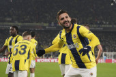 Nema šefa na klupi, nema veze: Tadić strelac za Fener (VIDEO)