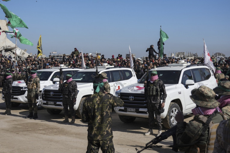 Hamas oslobodio još tri taoca: Priredili spektakl, postavili binu, Izraelu poslata jasna poruka (VIDEO/FOTO)