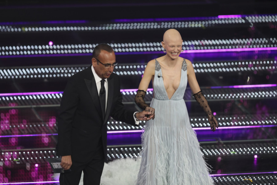 Supermodel posle hemoterapije hrabro na sceni: Njena borba sa rakom i dalje traje, a ona blista bez kose u haljinama sa šljokicama