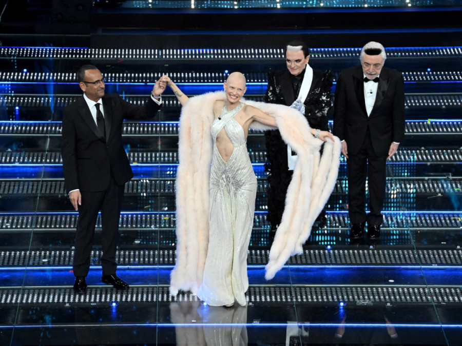 Supermodel posle hemoterapije hrabro na sceni: Njena borba sa rakom i dalje traje, a ona blista bez kose u haljinama sa šljokicama