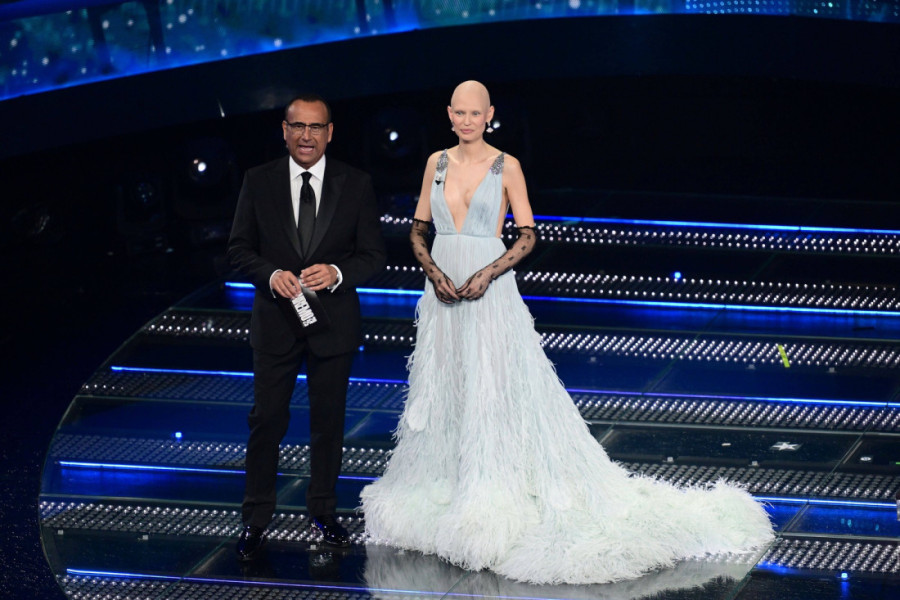 Supermodel posle hemoterapije hrabro na sceni: Njena borba sa rakom i dalje traje, a ona blista bez kose u haljinama sa šljokicama