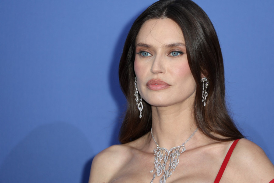 Supermodel posle hemoterapije hrabro na sceni: Njena borba sa rakom i dalje traje, a ona blista bez kose u haljinama sa šljokicama