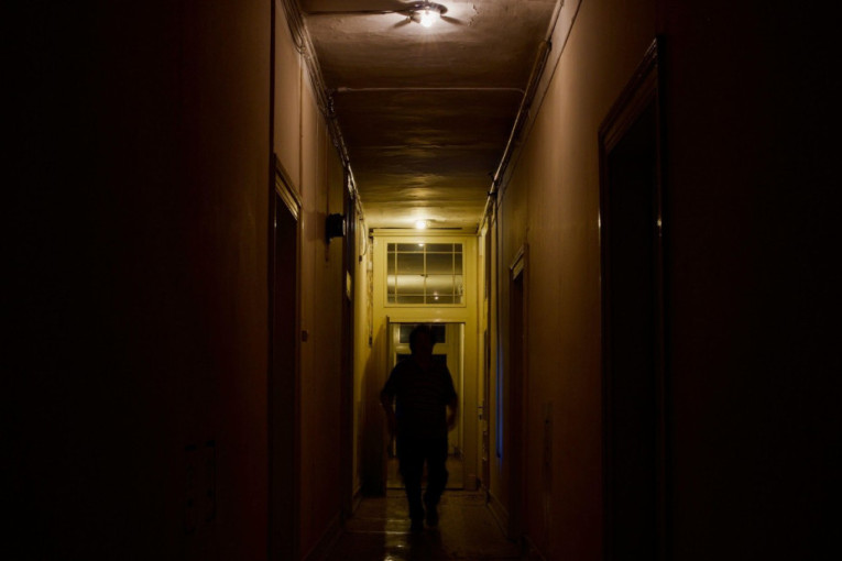 Ćerka nedeljama čuvala mrtvog oca u stanu: Stanovnici zgrade primetili neprijatan miris, policija unutra zatekla horor