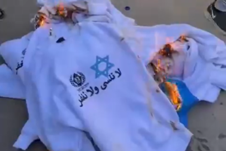 Izrael naterao palestinske zatvorenike da nose majice sa Davidovom zvezdom: Po dolasku u Pojas Gaze oni ih skinuli i spalili (VIDEO)