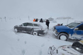 Drama kod Nikšića! Spasioci evakuisali tri osobe iz snežnih nanosa – dve bile zavejane u automobilu, treća nestala (FOTO)