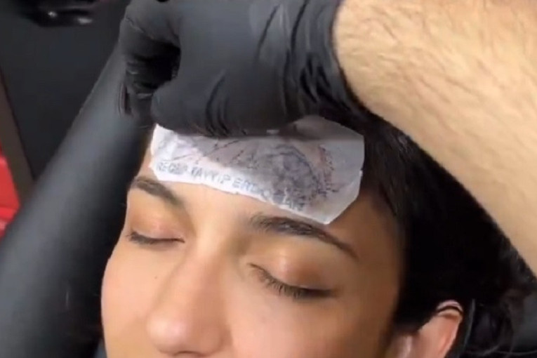 Da li može bizarnije? Objavljen snimak Turkinje koja je na čelu istetovirala Erdoganove oči (VIDEO)